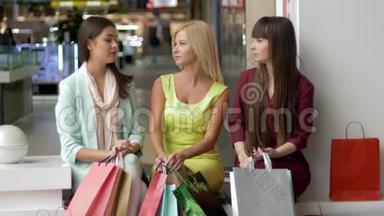 黑色星期五，女士们玩得很开心，坐在商场里一起讨论她们的购买事宜，然后相机和